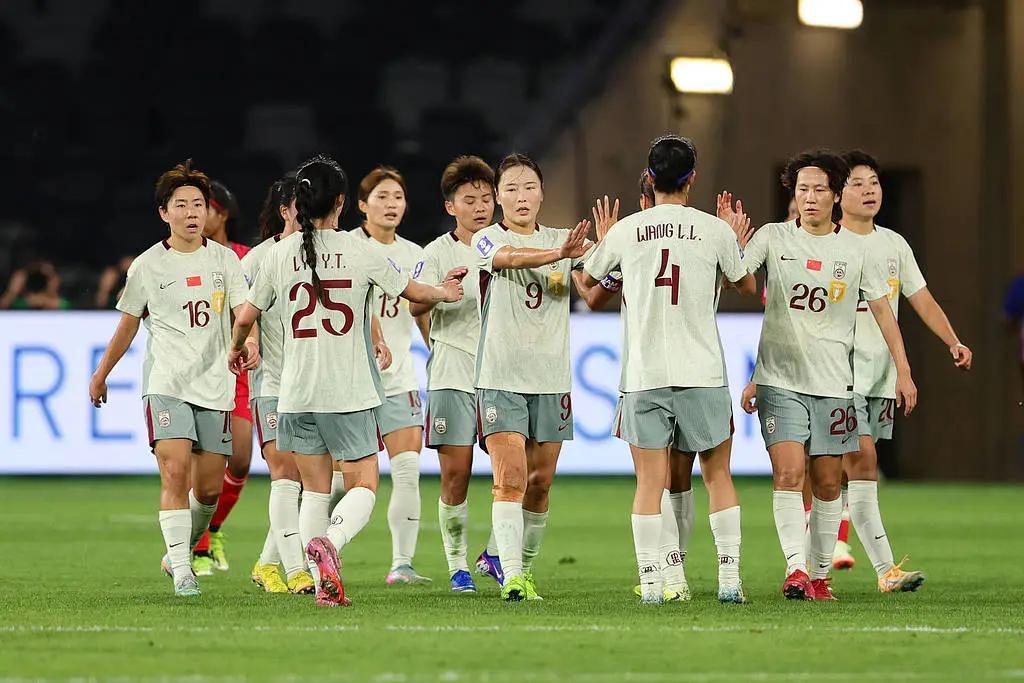 开云体育下载官网-又菜又懒的混子教练！被米利西奇浪费两年，女足展现惊人下滑速度