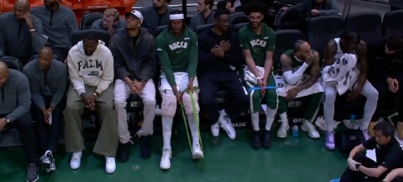 开云平台-高兴不起来！雄鹿领先20+ 字母哥与众球员在替补席不见笑意